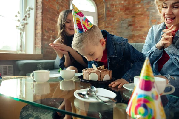 Mère, fils et sœur à la maison s'amuser, le confort et le concept confortable, célébrer l'anniversaire — Photo