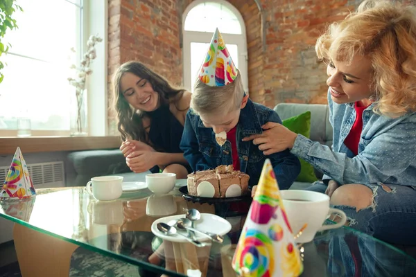 Mère, fils et sœur à la maison s'amuser, le confort et le concept confortable, célébrer l'anniversaire — Photo