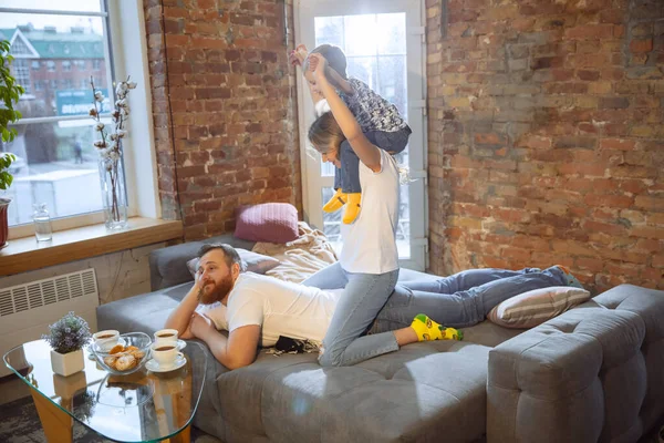 Mère, père et fils à la maison s'amuser, confort et concept confortable — Photo