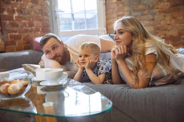 Mère, père et fils à la maison s'amuser, confort et concept confortable — Photo