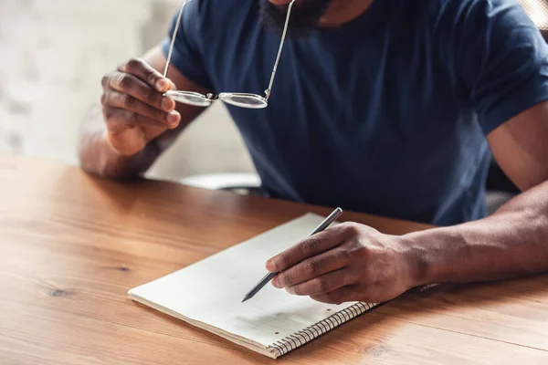 Nahaufnahme afrikanisch-amerikanischer männlicher Hände, die im Büro arbeiten — Stockfoto