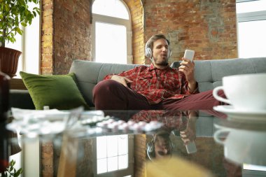 Beyaz adam karantina sırasında evde kalıyor çünkü koronavirüs yayılıyor.