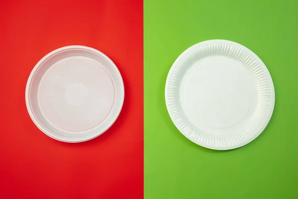 Οικολογική ζωή - οργανικά μαγειρικά σκεύη σε σύγκριση με πολυμερή, πλαστικά ανάλογα. — Φωτογραφία Αρχείου