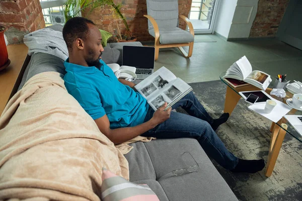 Afroamerykanin przebywający w domu podczas kwarantanny z powodu rozprzestrzeniania się koronawirusu — Zdjęcie stockowe