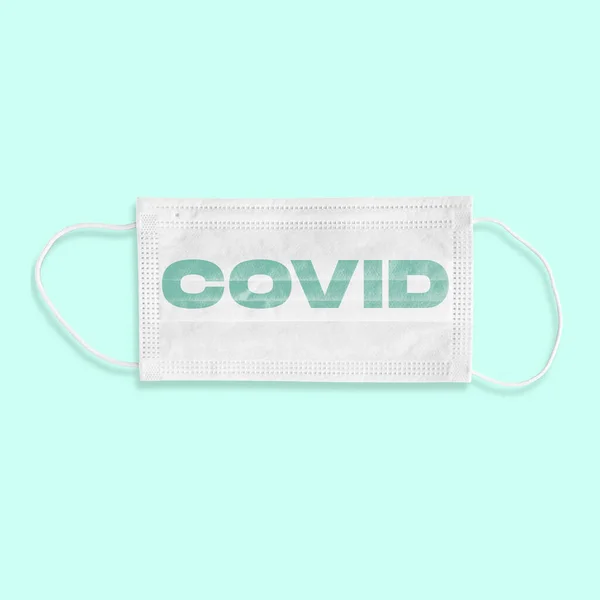 Προστατευτική μάσκα προσώπου με λέξη COVID, έννοια της εξάπλωσης πανδημίας, ιός 2020 — Φωτογραφία Αρχείου