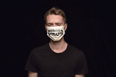 Kelime CORONAVIRUS ile koruyucu maskeli adam, koronavirüs önleme, koruma konsepti