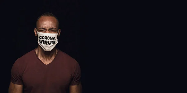 Homem em máscara protetora com palavra CORONAVIRUS, prevenção de coronavírus, conceito de proteção, folheto — Fotografia de Stock