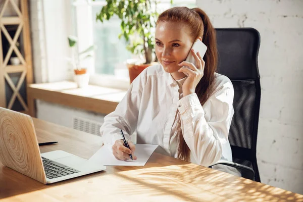 Kaukasische junge Frau in Businesskleidung arbeitet im Büro — Stockfoto