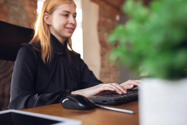 Kaukasische junge Frau in Businesskleidung arbeitet im Büro — Stockfoto