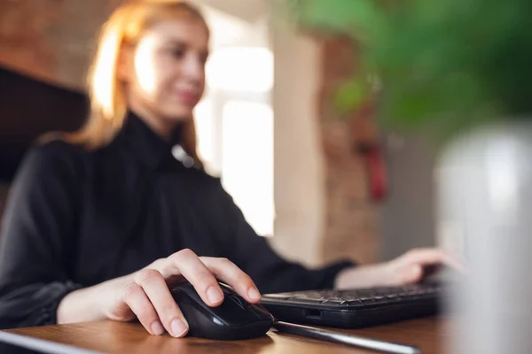 Caucásico joven mujer en traje de negocios trabajando en la oficina — Foto de Stock