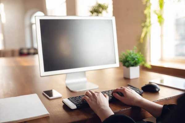 Giovane donna caucasica in abiti da lavoro che lavora in ufficio — Foto Stock