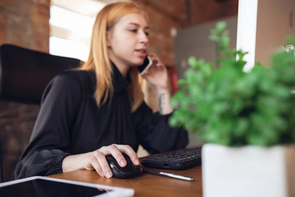 Kaukaska młoda kobieta w stroju biznesowym pracująca w biurze — Zdjęcie stockowe