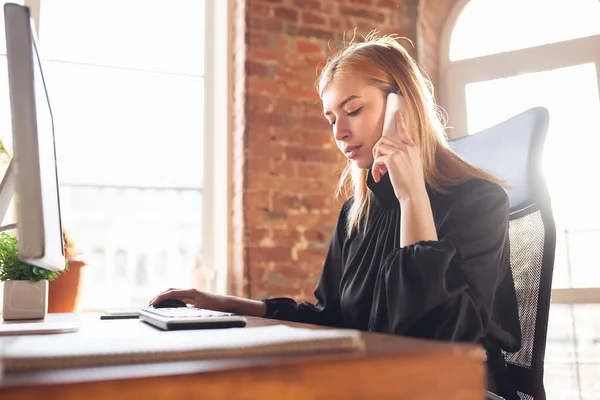 Kaukasische junge Frau in Businesskleidung arbeitet im Büro — Stockfoto