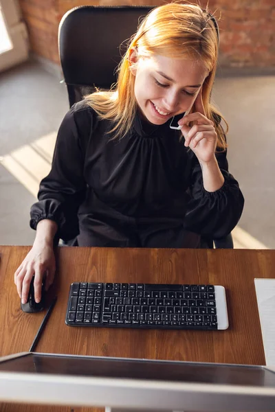 Kaukasische junge Frau in Businesskleidung arbeitet im Büro — Stockfoto