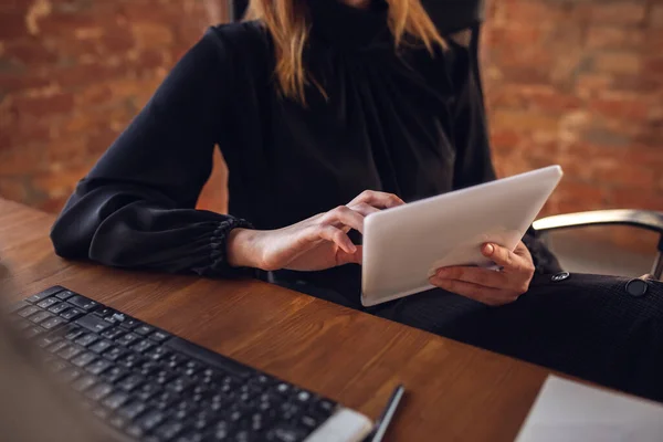 Caucasienne jeune femme en tenue d'affaires travaillant dans le bureau — Photo