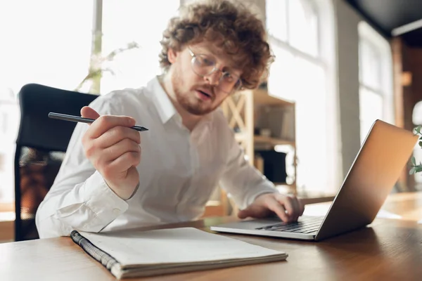 Caucasien jeune homme en tenue d'affaires travaillant dans le bureau, emploi, étude en ligne — Photo