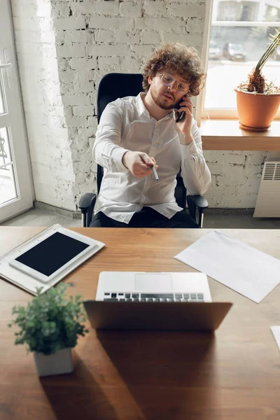 Caucásico joven en traje de negocios trabajando en la oficina, trabajo, estudio en línea — Foto de Stock