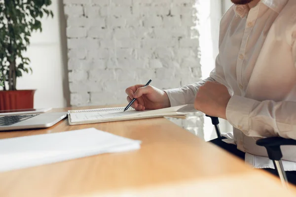 Biały młodzieniec w stroju biznesowym pracujący w biurze, praca, nauka online — Zdjęcie stockowe