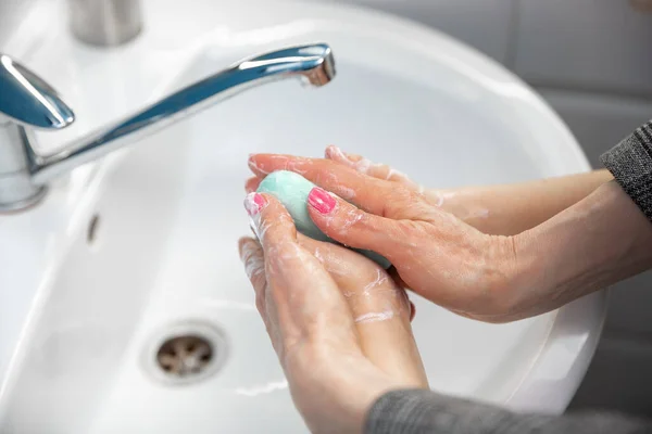 Mère se lave soigneusement les mains de son fils dans la salle de bain fermer. Prévention des infections et de la propagation du virus de la pneumonie — Photo