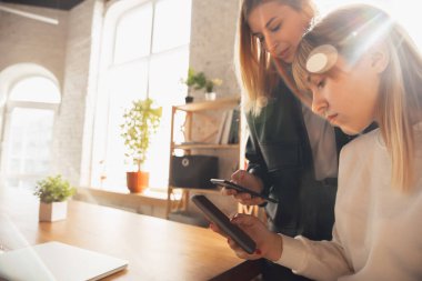 Genç arkadaşlar, kadınlar sinema, fotoğraf, internet kursları, selfie ya da vlog çekmek için aletler kullanıyorlar.