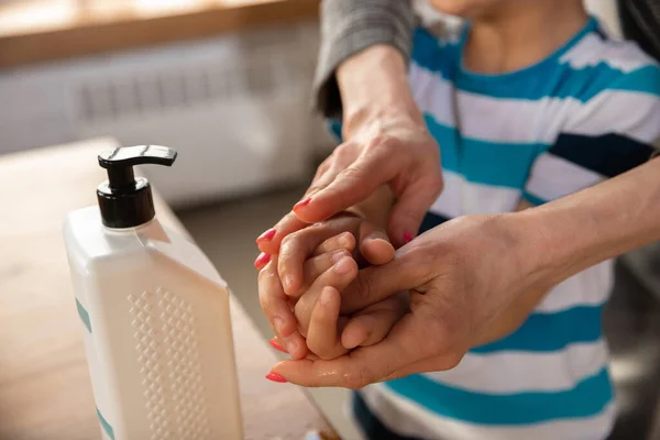 Mãe lavar as mãos de seu filho cuidadosamente no banheiro de perto. Prevenção da infecção e disseminação do vírus da pneumonia — Fotografia de Stock
