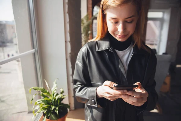 Mladá žena pomocí gadgets sledovat kino, fotografie, on-line kurzy, přičemž selfie nebo vlog, on-line nakupování — Stock fotografie