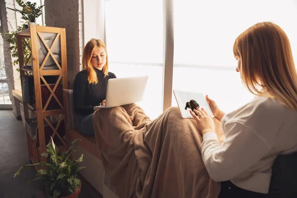 Młodzi przyjaciele, kobiety korzystające z gadżetów do oglądania kina, zdjęcia, kursy online, robienie selfie lub vlog — Zdjęcie stockowe