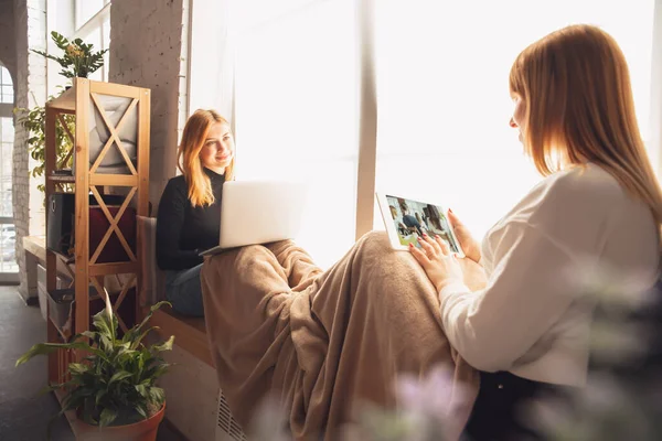 Unga vänner, kvinnor som använder prylar för att titta på bio, foton, onlinekurser, selfie eller vlog — Stockfoto