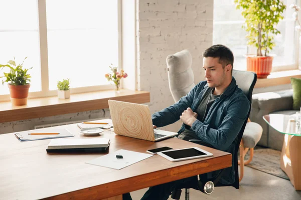 Lugar de trabajo creativo - espacio de trabajo organizado como desee para la inspiración, el hombre que trabaja en la oficina rodeado de gadgets, papeles — Foto de Stock