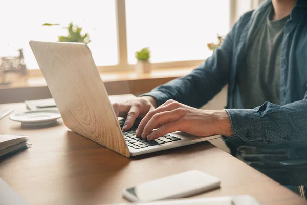 Posto di lavoro creativo - spazio di lavoro organizzato come ti piace per l'ispirazione, uomo che lavora in ufficio circondato da gadget, documenti — Foto Stock