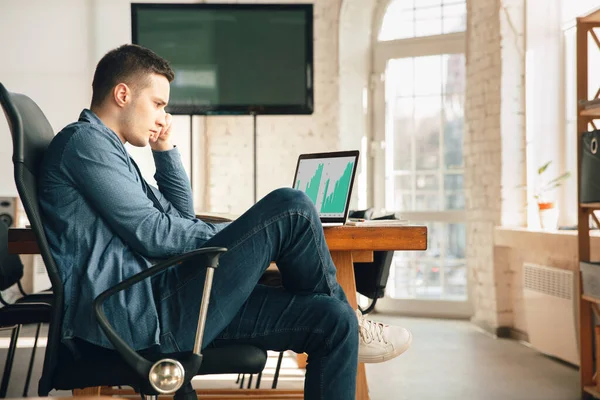 Lugar de trabajo creativo - espacio de trabajo organizado como desee para la inspiración, el hombre que trabaja en la oficina en una postura relajada — Foto de Stock