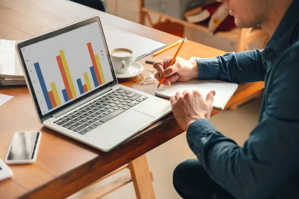 Lieu de travail créatif - espace de travail organisé comme vous le souhaitez pour l'inspiration, l'homme qui travaille au bureau dans une posture détendue — Photo