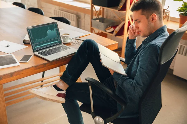 Lugar de trabajo creativo - espacio de trabajo organizado como desee para la inspiración, el hombre que trabaja en la oficina en una postura relajada — Foto de Stock