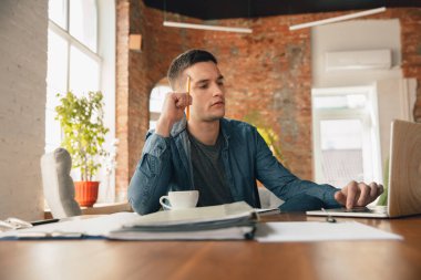 Yaratıcı iş yeri - ilham için istediğiniz gibi organize çalışma alanı, kalem ve kağıtlarla çalışan adam