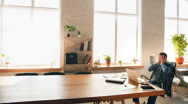 Lugar de trabajo creativo - espacio de trabajo organizado como desee para la inspiración, el hombre que trabaja en la oficina en la enorme mesa clara — Foto de Stock