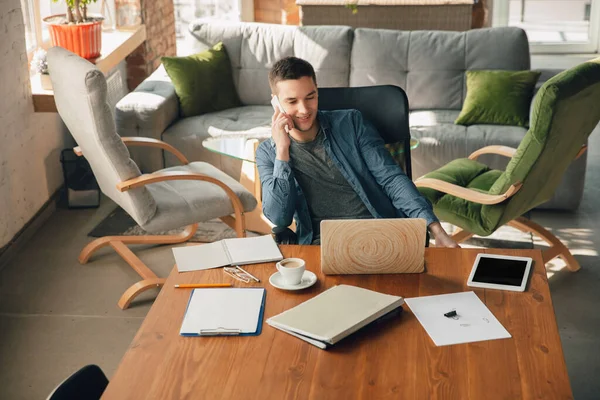 क्रिएटिव वर्कप्लेस जैसा कि आप प्रेरणा के लिए चाहते हैं, गन्दा टेबल पर कार्यालय में काम करने वाले आदमी — स्टॉक फ़ोटो, इमेज