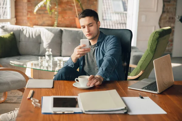 Lugar de trabajo creativo - espacio de trabajo organizado como desee para la inspiración, el hombre que trabaja en la oficina en la mesa desordenada — Foto de Stock