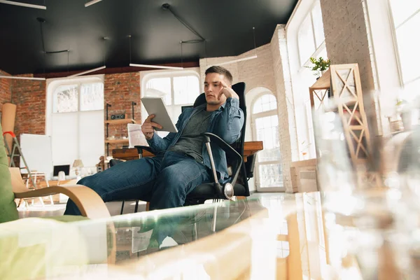 Креативне робоче місце організоване робоче місце, як вам подобається для натхнення, людина працює в офісі в розслабленому положенні — стокове фото