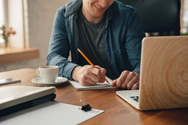 Lugar de trabajo creativo - espacio de trabajo organizado como desee para la inspiración, el hombre que trabaja en la oficina con café — Foto de Stock