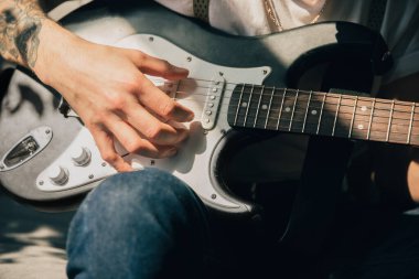 Genç adam online kurslar sırasında evde çalışıyor ya da kendi başına ücretsiz bilgi alıyor, kapat.