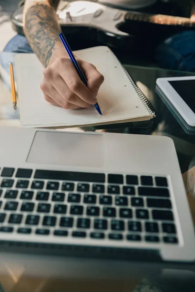 Joven que estudia en casa durante los cursos en línea o información gratuita por sí mismo, de cerca — Foto de Stock