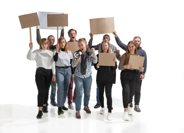 Emocionální multikulturní skupina lidí křičí, zatímco drží prázdné plakáty na bílém — Stock fotografie