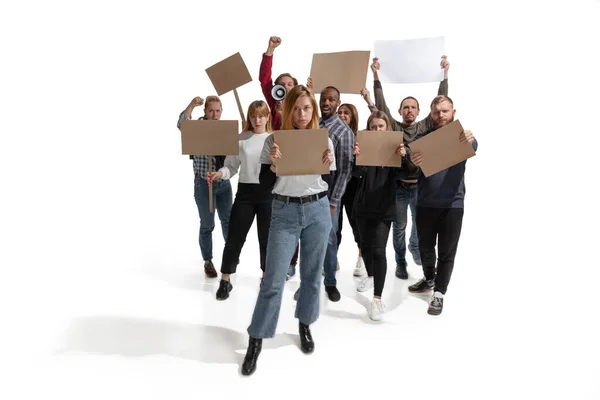 Emotionale multikulturelle Gruppe von Menschen, die schreien, während sie leere Plakate auf weiß halten — Stockfoto