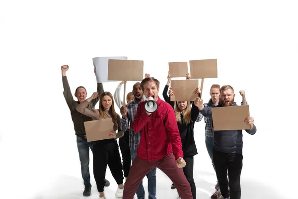 감정적 다 문화적 집단의 사람들 이 흰색 위에 빈 플래카드를 들고 소리를 지르고 있다 — 스톡 사진