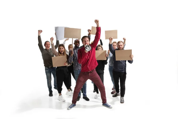 Grupo multicultural emocional de pessoas gritando enquanto segurando cartazes em branco no branco — Fotografia de Stock