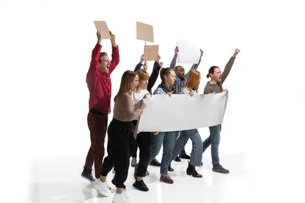 Känslomässig mångkulturell grupp av människor som skriker medan de håller tomma plakat på vitt — Stockfoto