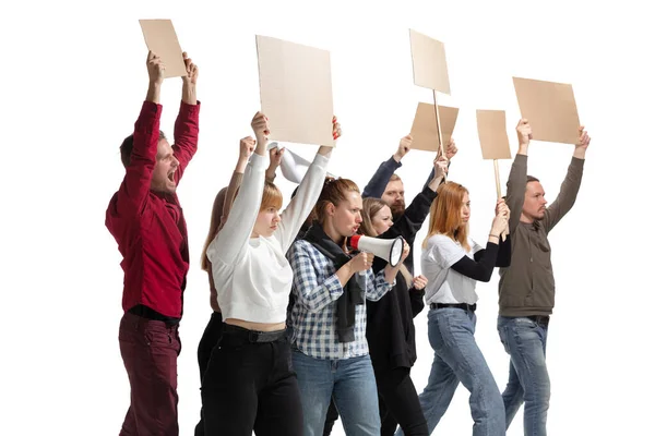Känslomässig mångkulturell grupp av människor som skriker medan de håller tomma plakat på vitt — Stockfoto
