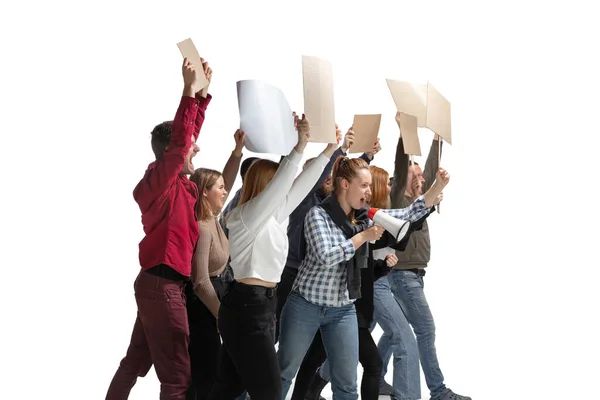 Grupo multicultural emocional de pessoas gritando enquanto segurando cartazes em branco no branco — Fotografia de Stock