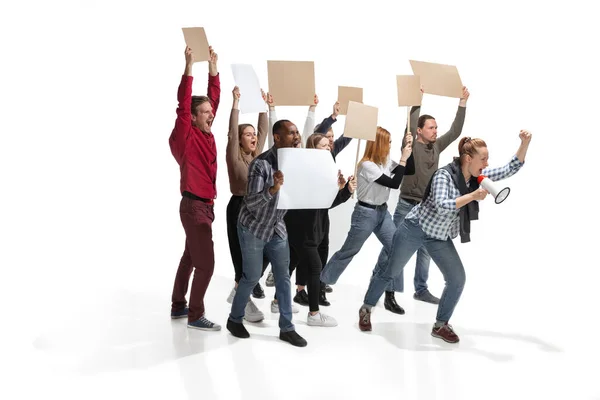Grupo multicultural emocional de pessoas gritando enquanto segurando cartazes em branco no branco — Fotografia de Stock