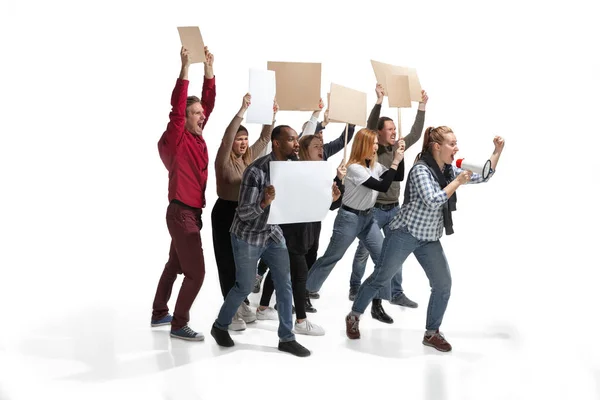 Emocionální multikulturní skupina lidí křičí, zatímco drží prázdné plakáty na bílém — Stock fotografie